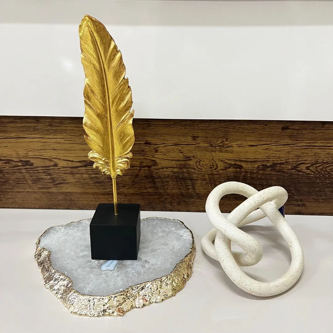 Escultura Pena em Poliresina Escultura Pena em Poliresina