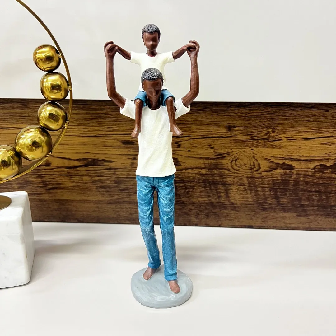 Estatueta Pai e Filho 28cm Estatueta Pai e Filho 28cm